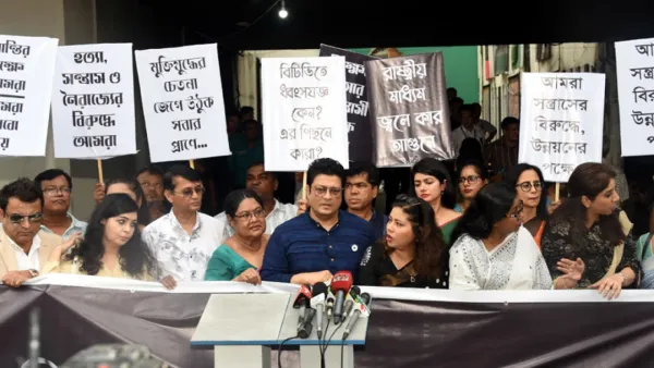 ব্যানার, ফেস্টুন ও প্ল্যাকার্ড নিয়ে বিটিভিতে গেলেন একদল শিল্পী