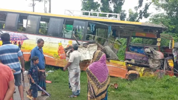 রাজবাড়ীতে বাস-ট্রাক মুখোমুখি সংঘর্ষে নিহত ২