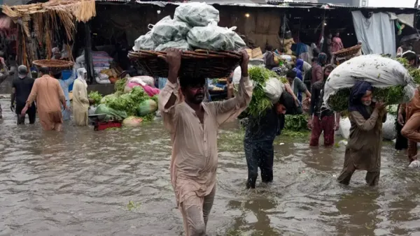লাহোরে রেকর্ড বৃষ্টিপাত, বিপর্যস্ত জনজীবন