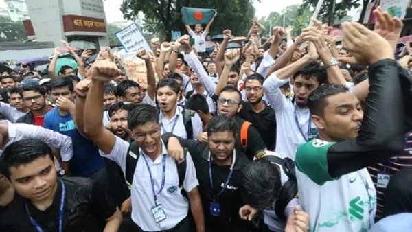 বৃষ্টি উপেক্ষা করে রাজধানীতে শিক্ষার্থীদের গণমিছিল