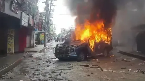 শ্রীপুরে পুলিশের গাড়ি ভাঙচুর, অগ্নি সংযোগ