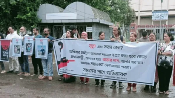 ‘মৃত্যু এত সহজ কেন’-প্ল্যাকার্ড হাতে অভিভাবকেরা