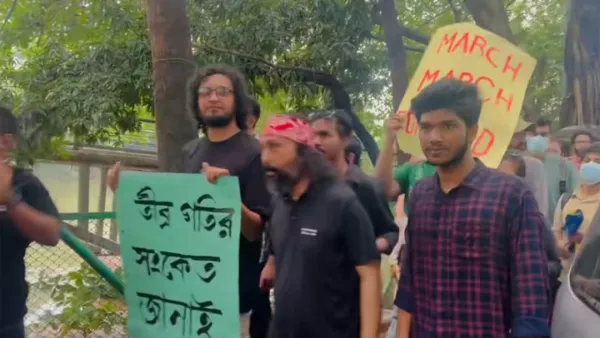 রবীন্দ্র সরোবর থেকে শহীদ মিনারের দিকে যাচ্ছেন সংগীতশিল্পীরা