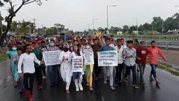 বরিশালে মহাসড়ক অবরোধ, পুলিশের গাড়ি ভাঙচুর