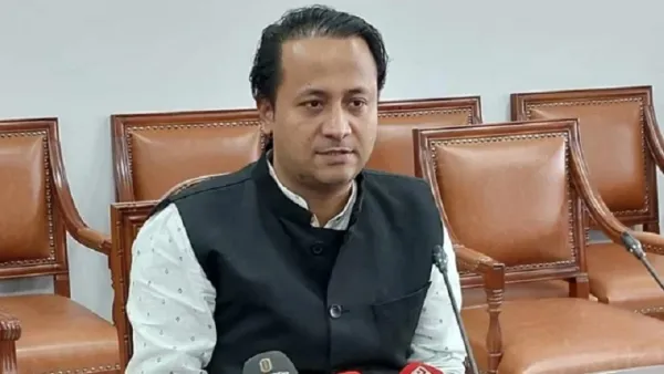 শিক্ষামন্ত্রীর বাড়িতে হামলা, গাড়িতে আগুন