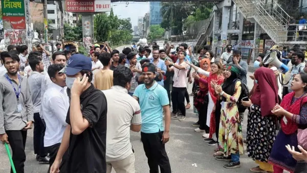 সায়েন্সল্যাব অবরোধ করেছেন শিক্ষার্থীরা