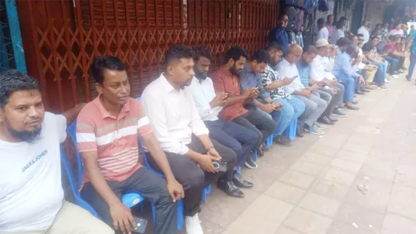 কেন্দ্রীয় কার্যালয়ে জড়ো হচ্ছেন আওয়ামী লীগের নেতাকর্মীরা