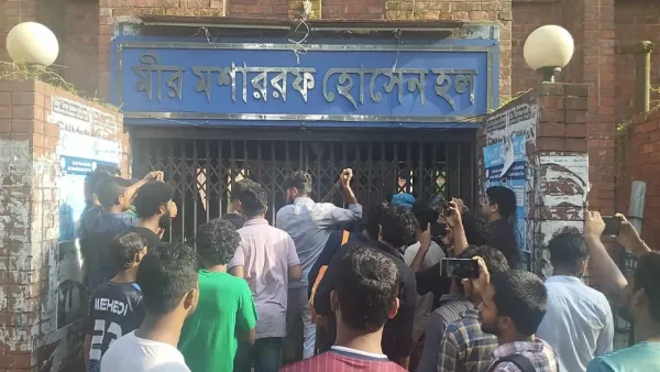 তালা ভেঙে হলে উঠলেন জাবি শিক্ষার্থীরা