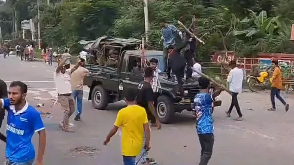 সেনাবাহিনীর দুটি গাড়ি ভাঙচুর