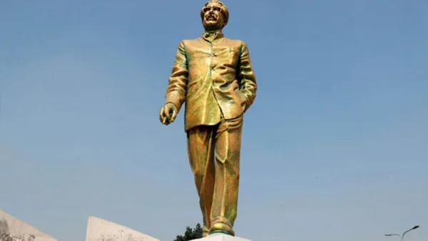 বিজয় সরণিতে বঙ্গবন্ধু ভাস্কর্য ভেঙে ফেলা হয়েছে