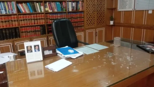 ঢাকা আওয়ামীপন্থী আইনজীবীদের চেম্বার ভাংচুর