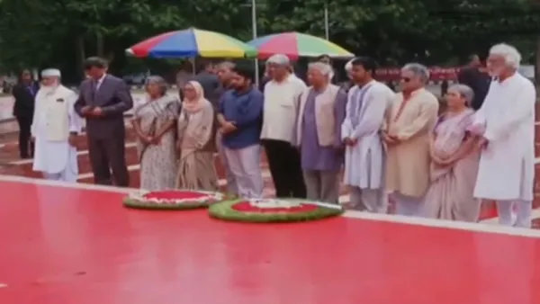 বৃষ্টিতে ভিজেই শহীদ মিনারে শ্রদ্ধা জানালেন অন্তর্বর্তী সরকারের উপদেষ্টারা