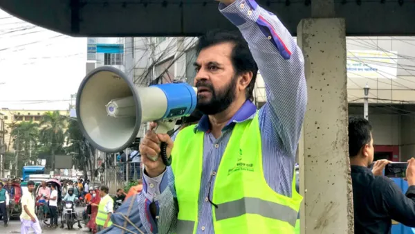 ট্রাফিক নিয়ন্ত্রণে রাস্তায় নামলেন ইলিয়াস কাঞ্চন