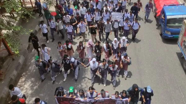 আ.লীগ কার্যালয়ের সামনে ছাত্র-জনতার অবস্থান