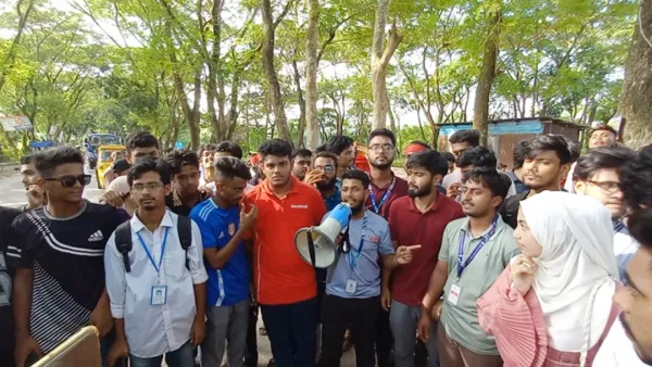 চাঁদপুর সেতুর টোল বন্ধের দাবিতে শিক্ষার্থীদের বিক্ষোভ