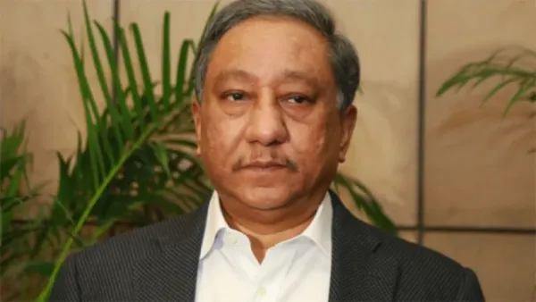 পাপনের চেয়ারে বসার দৌড়ে এগিয়ে কে