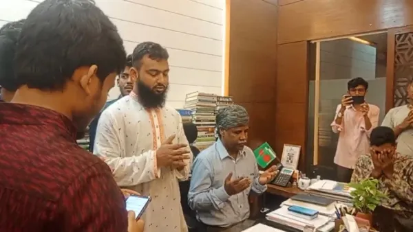 আপত্তি তোলা ঢাবির সেই শিক্ষককে কোরআন তেলাওয়াত শোনালেন শিক্ষার্থীরা