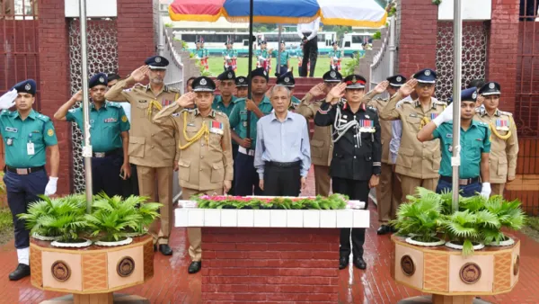 রাজারবাগ পুলিশ স্মৃতিসৌধে স্বরাষ্ট্র উপদেষ্টা এবং আইজিপির শ্রদ্ধা