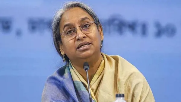 ১০ দিনের রিমান্ড চেয়ে আদালতে তোলা হচ্ছে দীপু মনিকে