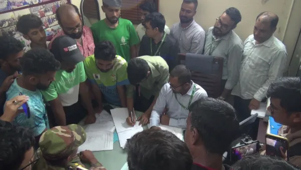 আট দফা দাবি নিয়ে নাটোর বিআরটিএ কার্যালয়ে শিক্ষার্থীরা