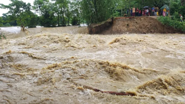 হাওড়া নদীর বাঁধ ভেঙে প্লাবিত ৩৫ গ্রাম