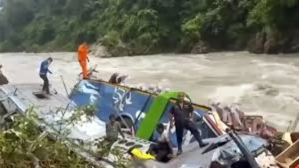 নেপালে ভারতীয় পর্যটকবাহী বাস খাদে পড়ে ১৪ জনের মৃত্যু