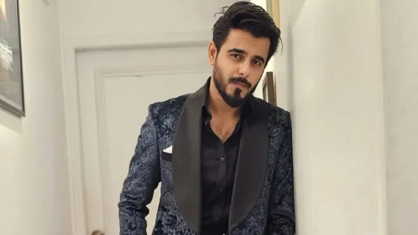 দুই মাসের আয়ের টাকা বন্যার্তদের দিচ্ছেন সিয়াম