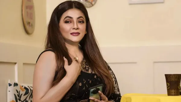 অন্ধকার বারান্দায় হঠাৎ আমার ঘাড়ে-চুলে পরিচালকের স্পর্শ: শ্রীলেখা