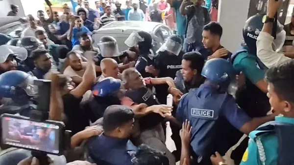 সাবেক বিচারপতি মানিককে আদালতে পিটুনি, খুলে গেল হেলমেট