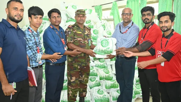 সেনাবাহিনীর কাছে বন্যার্তদের জন্য ত্রাণসামগ্রী পৌঁছে দিলো ‘স্বপ্ন’