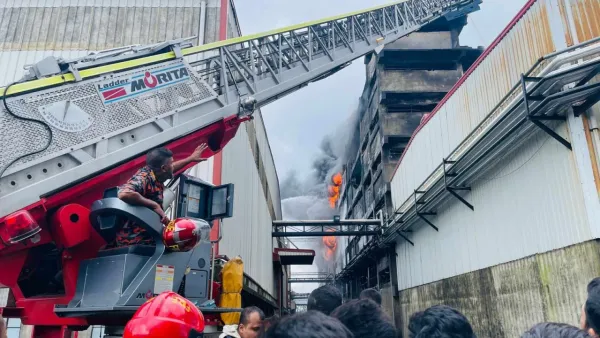 এখনও জ্বলছে গাজীর কারখানা, শতাধিক নিখোঁজ