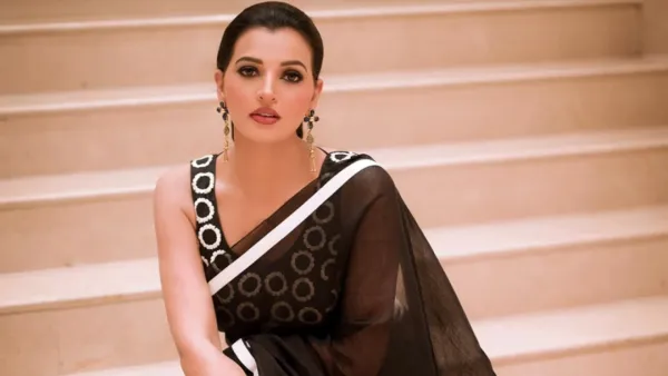 ক্ষতিগ্রস্ত কয়েকটি পরিবারকে ঘর নির্মাণ করে দিবেন চিত্রনায়িকা বর্ষা