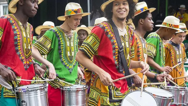 লন্ডনের নটিং হিল কার্নিভালে ছুরি হামলা, গ্রেপ্তার ৩ শতাধিক