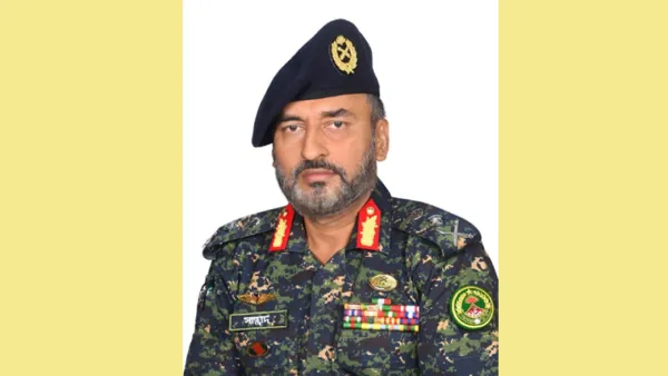 বহিরাগতদের জন্য বাড়তি পোশাক আনে আনসার সদস্যরা