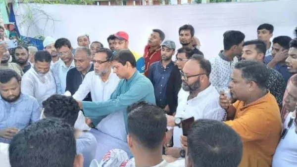 বন্যার্তদের ত্রাণ দিলেন বিএনপি নেতা আবেদ