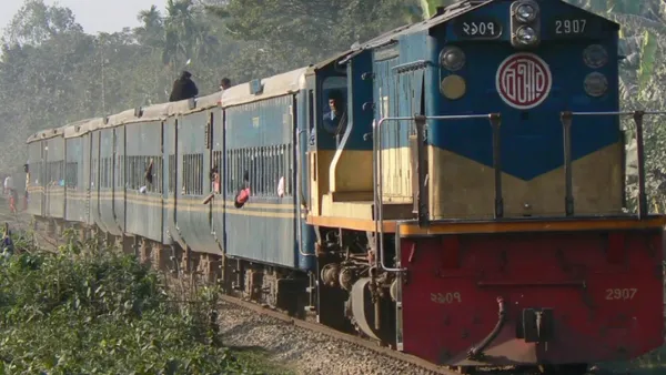 মগবাজারে চলন্ত ট্রেনের ছাদ থেকে কিশোরের লাফ, এরপর...