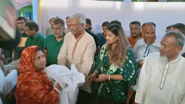 নোয়াখালীতে ২৫ লাখ টাকার ত্রাণসামগ্রী দিলেন নিপুণ রায়