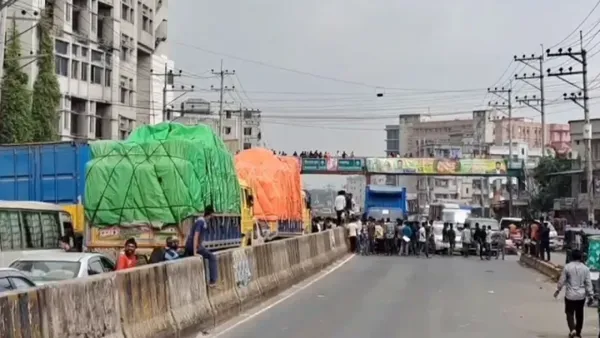 ঢাকা-টাঙ্গাইল মহাসড়ক অবরোধ করে পোশাক শ্রমিকদের বিক্ষোভ