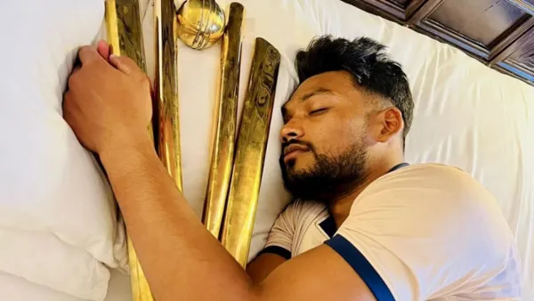 ট্রফি কোলে নিয়ে ঘুম, মেসিকে অনুকরণ করলেন শান্ত