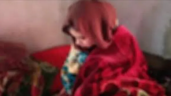 বিয়ের দাবিতে প্রেমিকের বাড়িতে নারী