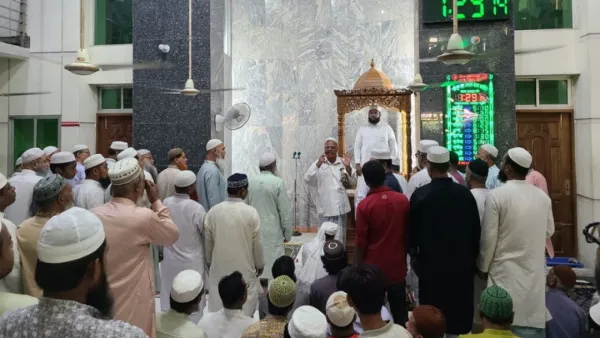 ‘টাকা তুলতে না পারায়’ সরাতে চাইল মসজিদ কমিটি, মিম্বারে কাঁদলেন ইমাম (ভিডিও)