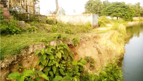 পুকুরে বিলীন হচ্ছে ফুলবাড়ীর কানাহার কবরস্থান