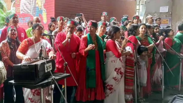 সম্মিলিত কণ্ঠে জাতীয় সংগীত গেয়ে উদীচীর প্রতিবাদ