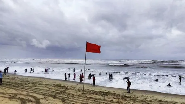 বঙ্গোপসাগরে লঘুচাপ, বন্দরে ৩ নম্বর সতর্ক সংকেত