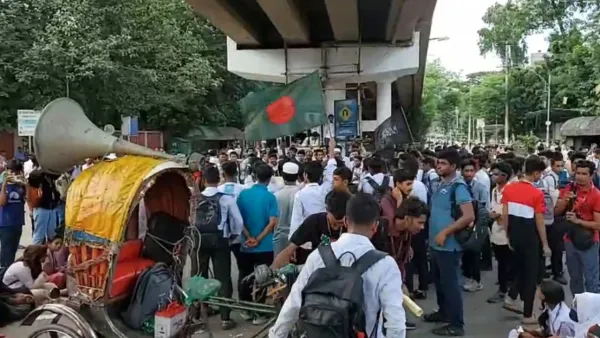 ৬ দফা দাবিতে পলিটেকনিক শিক্ষার্থীদের সড়ক অবরোধ