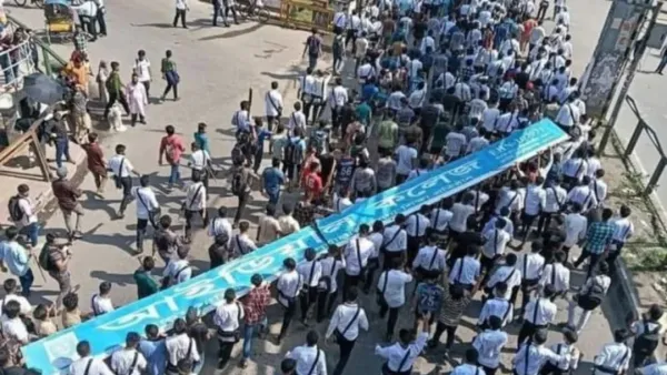 আইডিয়াল কলেজের সাইনবোর্ড খুলে নিয়ে গেলেন ঢাকা কলেজের ছাত্ররা