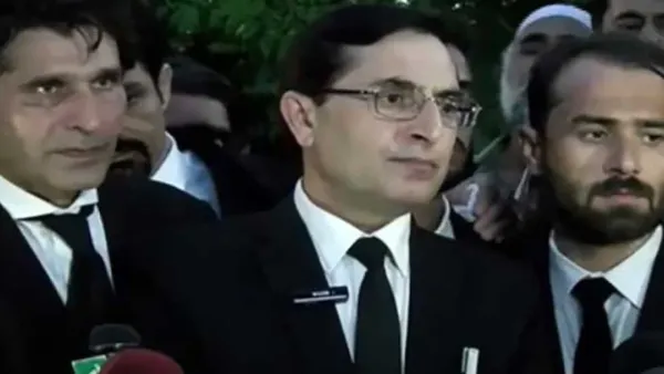 মুক্তি পেলেন ইমরান খানের দলের চেয়ারম্যান