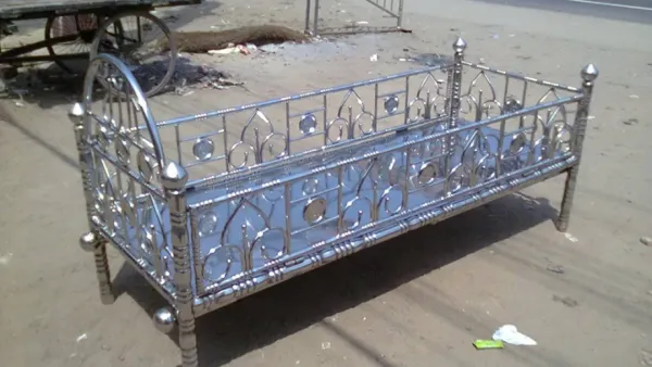 খাটিয়া নিয়ে বাড়ি ফেরার পথে প্রাণ গেল তিনজনের