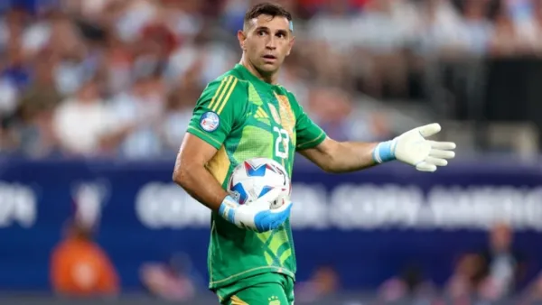 ক্যামেরায় থাপ্পড় মেরে বিতর্কে জড়ালেন মার্তিনেজ