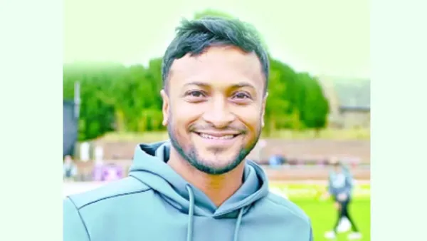 বল হাতে উজ্জ্বল সাকিব